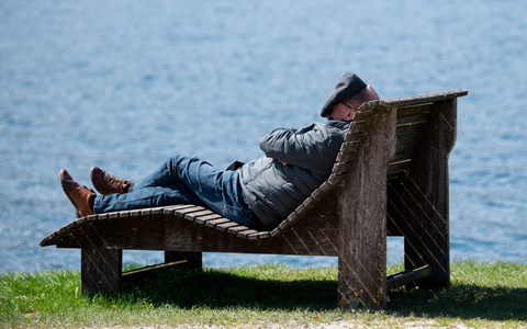 Sollte in den nächsten Tagen immer griffbereit sein: der Regenschirm. - Foto: Sven Hoppe/dpa