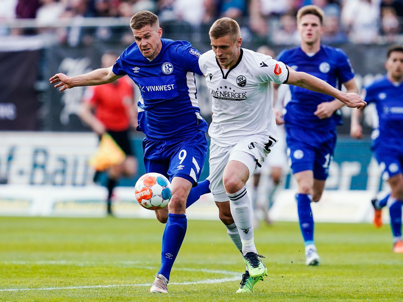 Frankfurts Ansgar Knauff (l) im Laufduell mit Darmstadts Julian Justvan. - Foto: Uwe Anspach/dpa