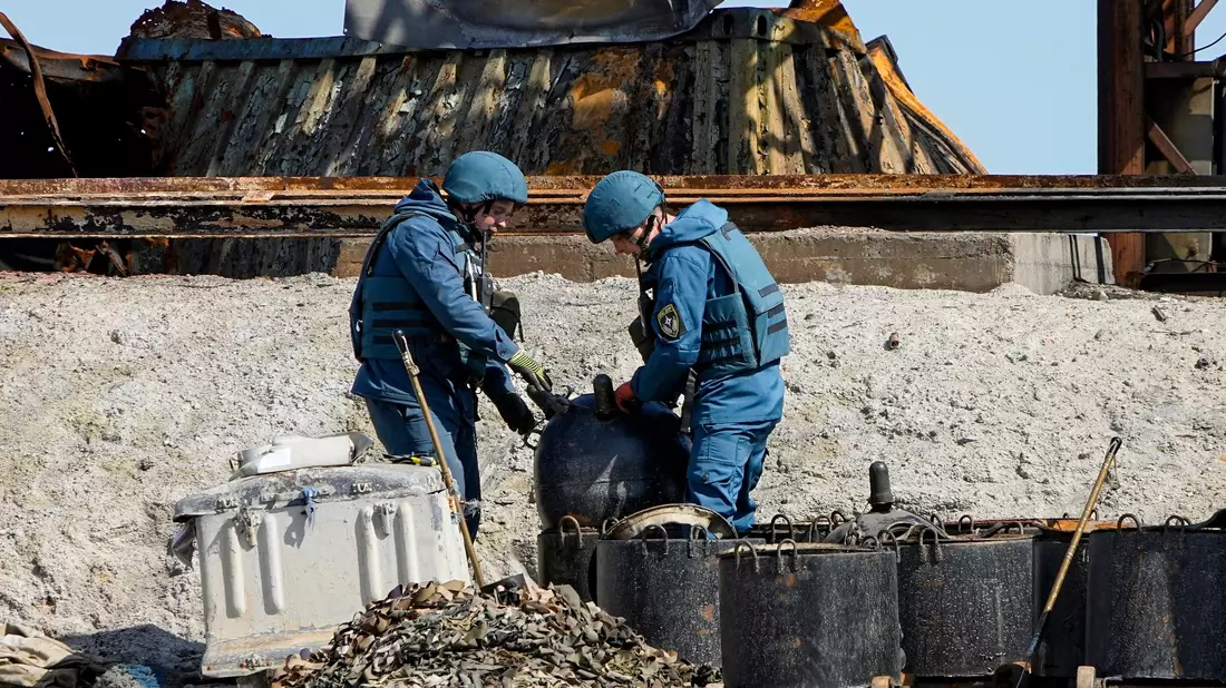 Eine Frau wählt in einem Wahllokal in Mariupol in der russisch kontrollierten Region Donezk im Osten der Ukraine. - Bild: Uncredited/AP/dpa