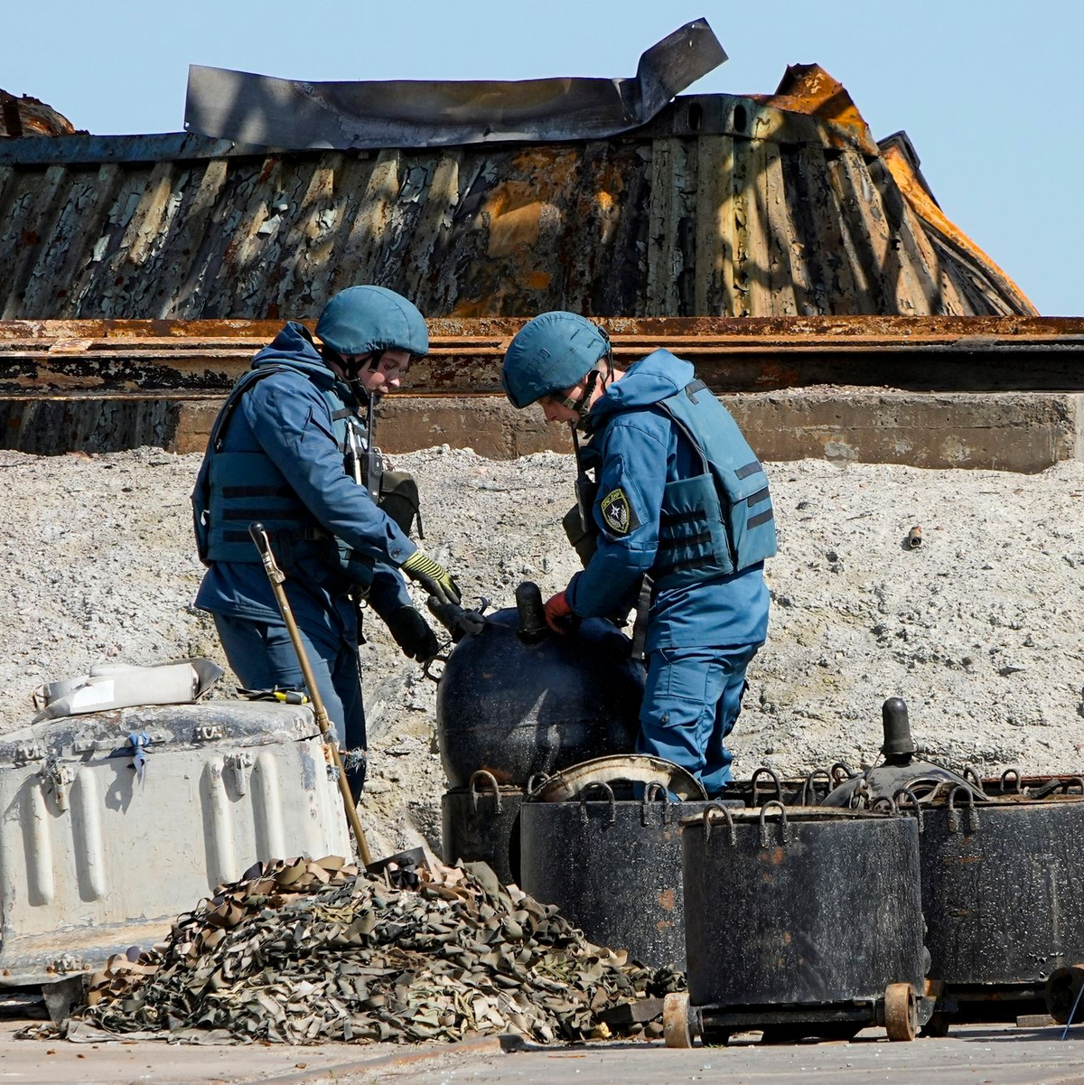 Eine Frau wählt in einem Wahllokal in Mariupol in der russisch kontrollierten Region Donezk im Osten der Ukraine. - Foto: Uncredited/AP/dpa