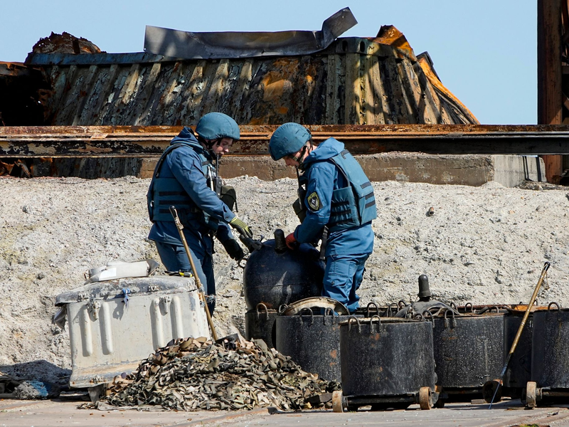Eine Frau wählt in einem Wahllokal in Mariupol in der russisch kontrollierten Region Donezk im Osten der Ukraine. - Foto: Uncredited/AP/dpa