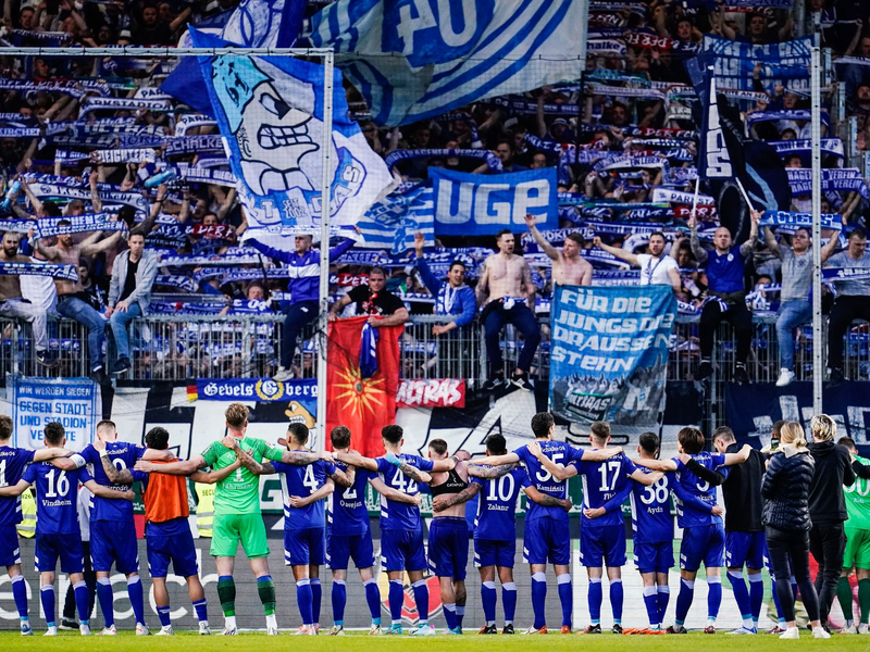 Schalkes Fans entrollen ein großes Transparent. - Foto: Uwe Anspach/dpa