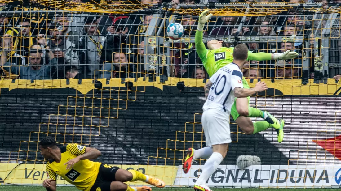 Beim 4:2 des BVB über Bochum wird Serhou Guirassy (Zweiter v.l.) als Matchwinner gefeiert. - Bild: Bernd Thissen/dpa