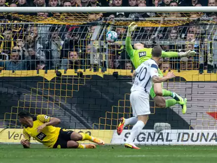 Beim 4:2 des BVB über Bochum wird Serhou Guirassy als Matchwinner gefeiert. - Foto: Bernd Thissen/dpa