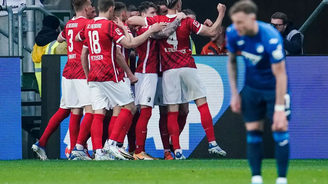 Englands Harry Kane (3.v.r) jubelt mit den Teamkollegen über sein Tor zur Führung der Three Lions. - Bild: Uwe Anspach/dpa