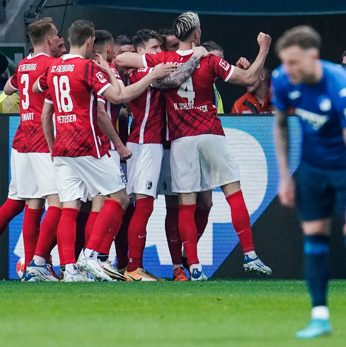 Englands Harry Kane (3.v.r) jubelt mit den Teamkollegen über sein Tor zur Führung der Three Lions. - Foto: Uwe Anspach/dpa