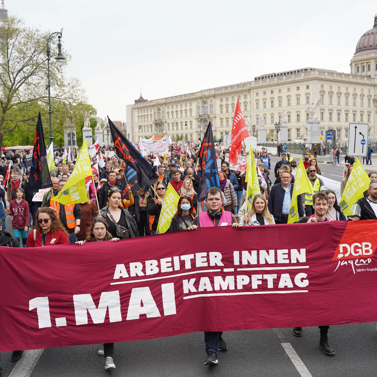 Bundespräsident Frank-Walter Steinmeier (l.) und Bundeskanzler Olaf Scholz (SPD, 2.v.l), legen bei der zentralen Gedenkfeier für die Opfer des Volksaufstands vom 17. Juni 1953 auf dem Friedhof Seestraße Kränze nieder. - Foto: Joerg Carstensen/dpa