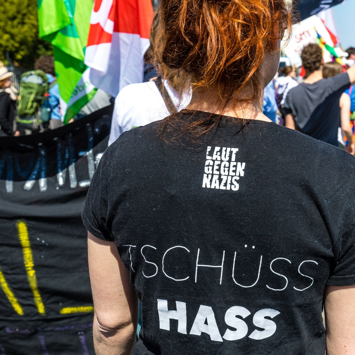 An der Demonstration in Cottbus nimmt auch Brandenburgs Ministerpräsident Dietmar Woidke (r, mit Brille u. Mütze) teil. - Foto: Frank Hammerschmidt/dpa