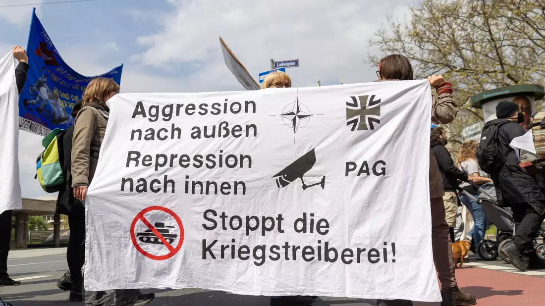 Ein Wähler gibt in der Theodor Billroth Schule seine Stimme ab. - Bild: Daniel Karmann/dpa