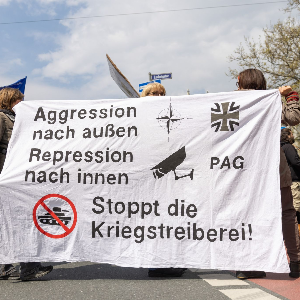 Ein Wähler gibt in der Theodor Billroth Schule seine Stimme ab. - Foto: Daniel Karmann/dpa