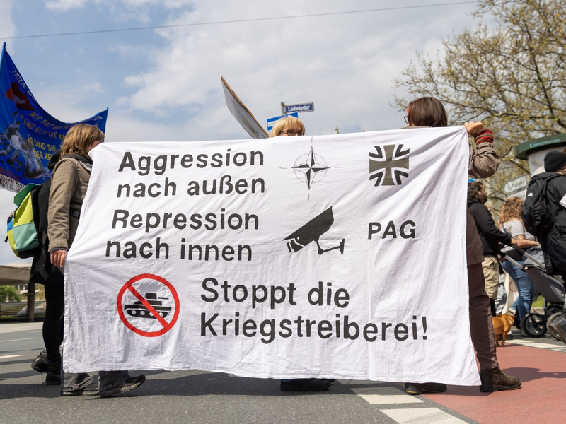 Ein Wähler gibt in der Theodor Billroth Schule seine Stimme ab. - Foto: Daniel Karmann/dpa