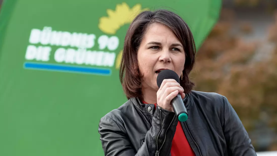 Außenministerin Annalena Baerbock (Bündnis90/Grüne) geht nach ihrer Landung auf dem Flughafen Hamburg hinter einem Sicherheitsbeamten zu ihrem Fahrzeug. - Bild: Markus Scholz/dpa