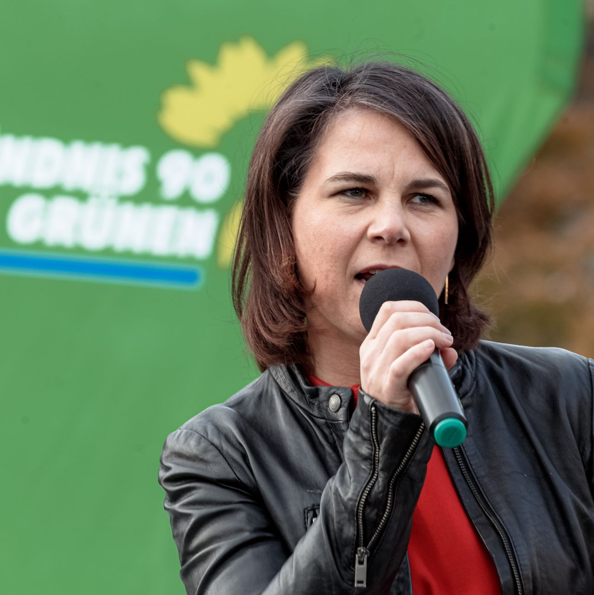 Außenministerin Annalena Baerbock (Bündnis90/Grüne) geht nach ihrer Landung auf dem Flughafen Hamburg hinter einem Sicherheitsbeamten zu ihrem Fahrzeug. - Foto: Markus Scholz/dpa