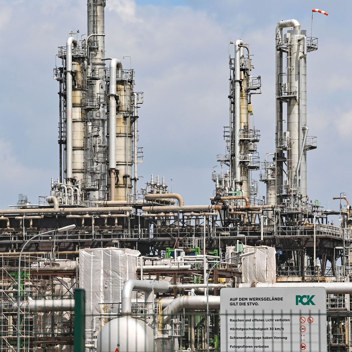 Die betroffene Pipeline gehört zur Raffinerie PCK. (Archivbild) - Foto: Patrick Pleul/dpa