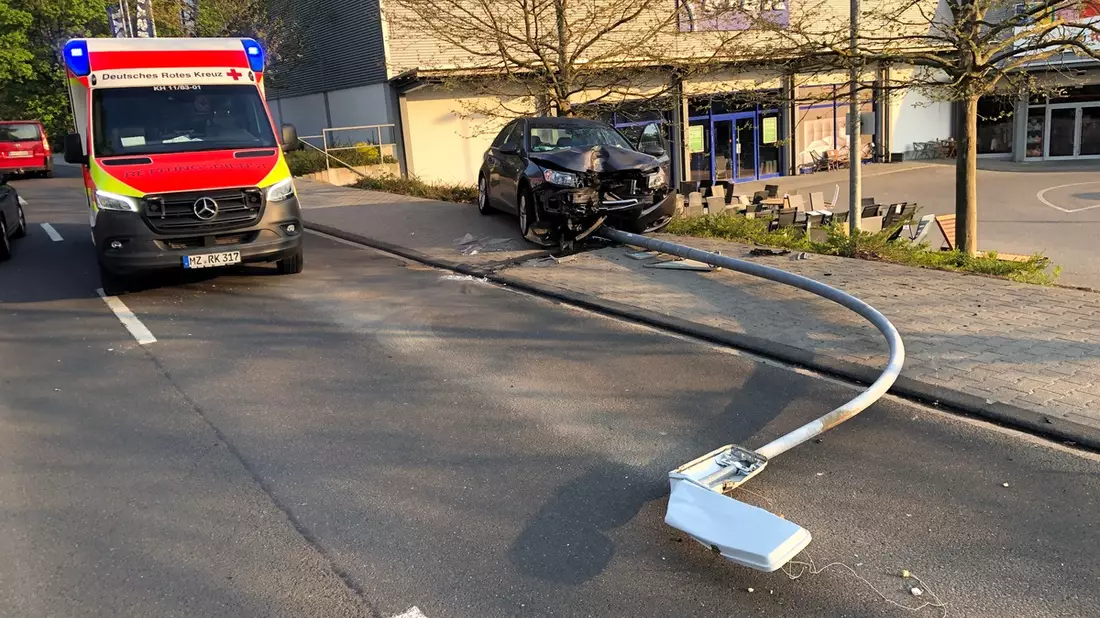 API-TH: Sattelzug fährt frontal auf Schilderwagen auf - Bild: presseportal.de