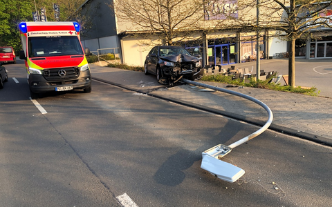 API-TH: Sattelzug fährt frontal auf Schilderwagen auf - Foto: presseportal.de