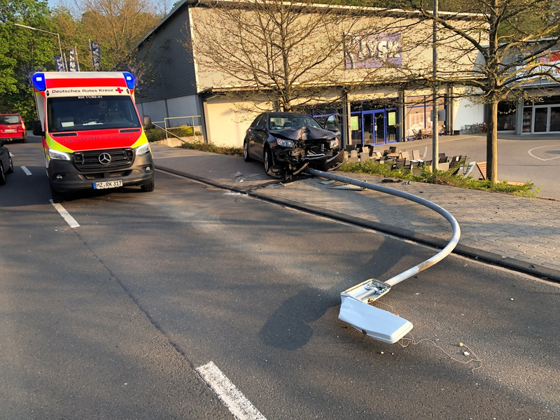 API-TH: Sattelzug fährt frontal auf Schilderwagen auf - Foto: presseportal.de