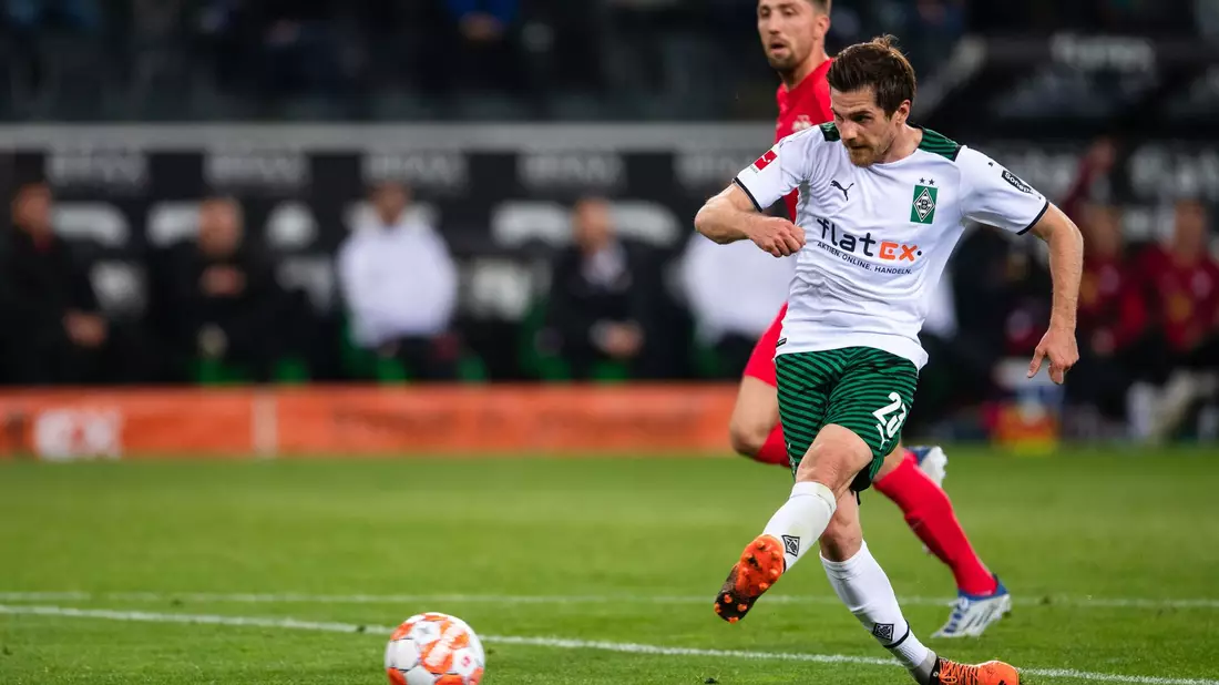 Leipzigs Torschütze Timo Werner (l-r), Xavi Simons und David Raum jubeln nach dem Treffer zur 1:0-Führung. - Bild: Marius Becker/dpa