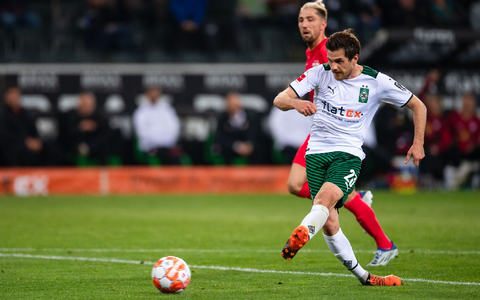 Leipzigs Torschütze Timo Werner (l-r), Xavi Simons und David Raum jubeln nach dem Treffer zur 1:0-Führung. - Foto: Marius Becker/dpa