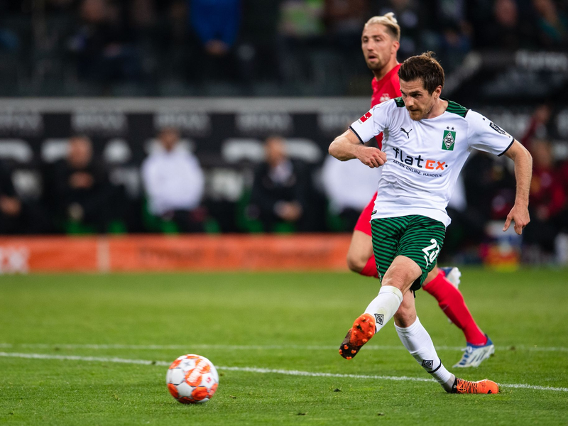 Leipzigs Torschütze Timo Werner (l-r), Xavi Simons und David Raum jubeln nach dem Treffer zur 1:0-Führung. - Foto: Marius Becker/dpa