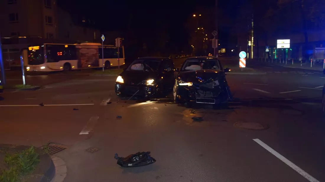 POL-HF: Verkehrsunfall beim Abbiegen - Zwei Personen leicht verletzt - Bild: presseportal.de