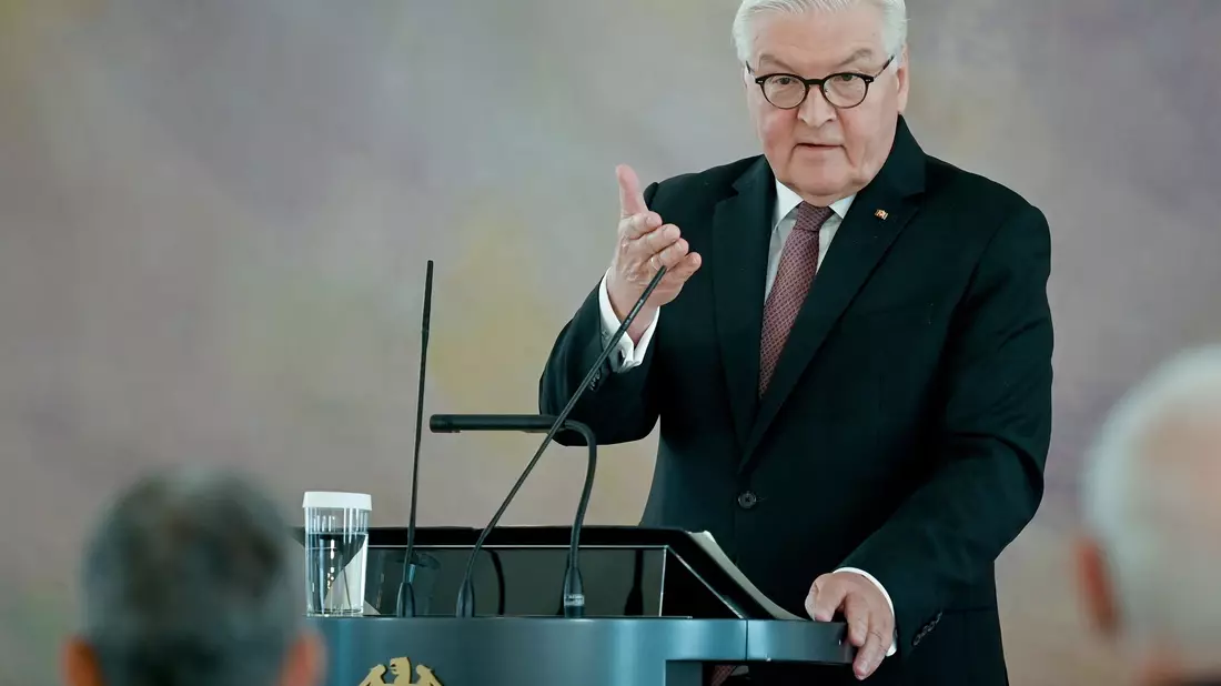 «Ja, muss man über alles diskutieren, und die Militärexperten, die Kaliber-Experten, tun das ja auch mit Ausgelassenheit und mit wachsendem Ehrgeiz»: Bundespräsident Frank-Walter Steinmeier. - Bild: Britta Pedersen/dpa