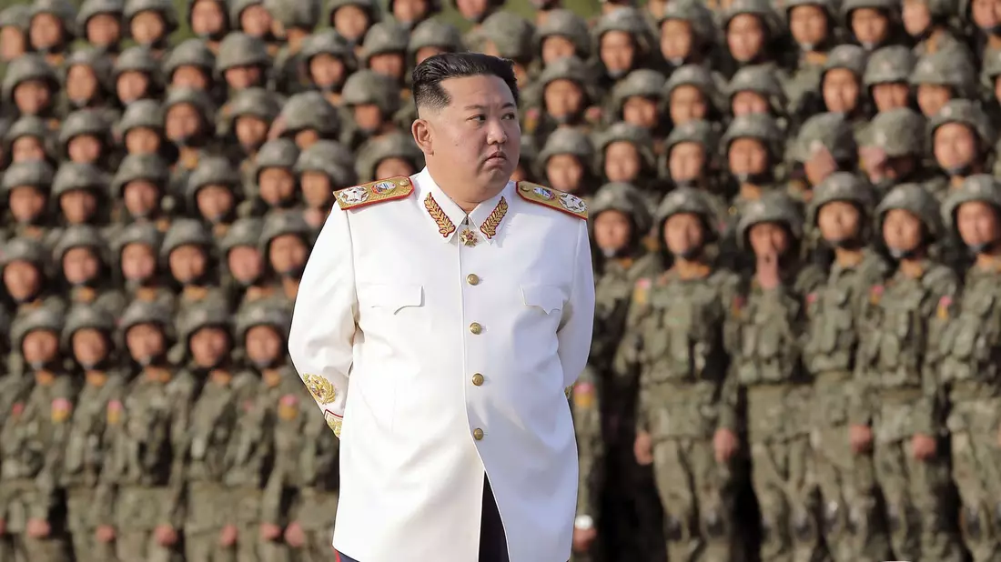 Machthaber Kim Jong Un sieht sich von «feindseligen Kräften» bedroht. - Bild: -/KCNA/dpa