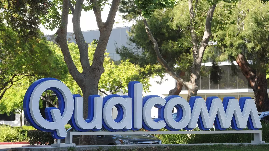 Das Logo von Qualcomm vor einem Standort des Chipkonzerns in Santa Clara. - Bild: Andrej Sokolow/dpa
