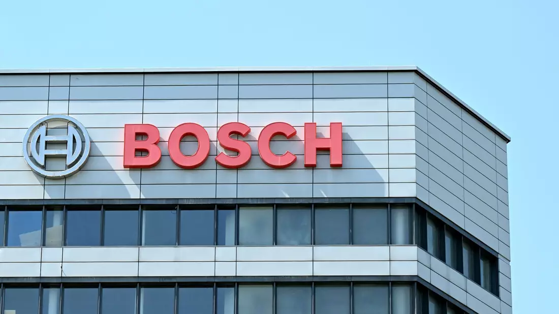Bosch strebt eine KI-Kooperation mit Microsoft an. - Bild: Bernd Weißbrod/dpa