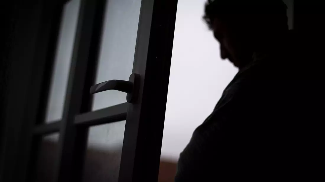 Depressiven Menschen können selbst von kleinen Aufgaben überfordert sein. (Symbolbild) - Bild: Sina Schuldt/dpa