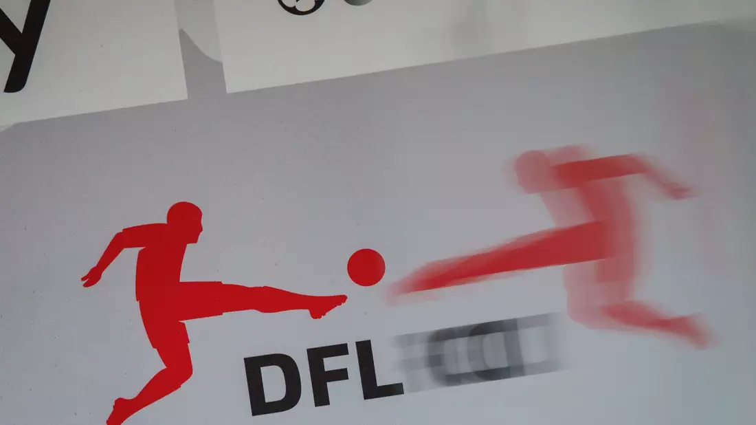 Die DFL hält an ihren Investoren-Plänen fest und ist aber weiter für den Dialog mit den Fans offen. - Bild: Frank Rumpenhorst/dpa