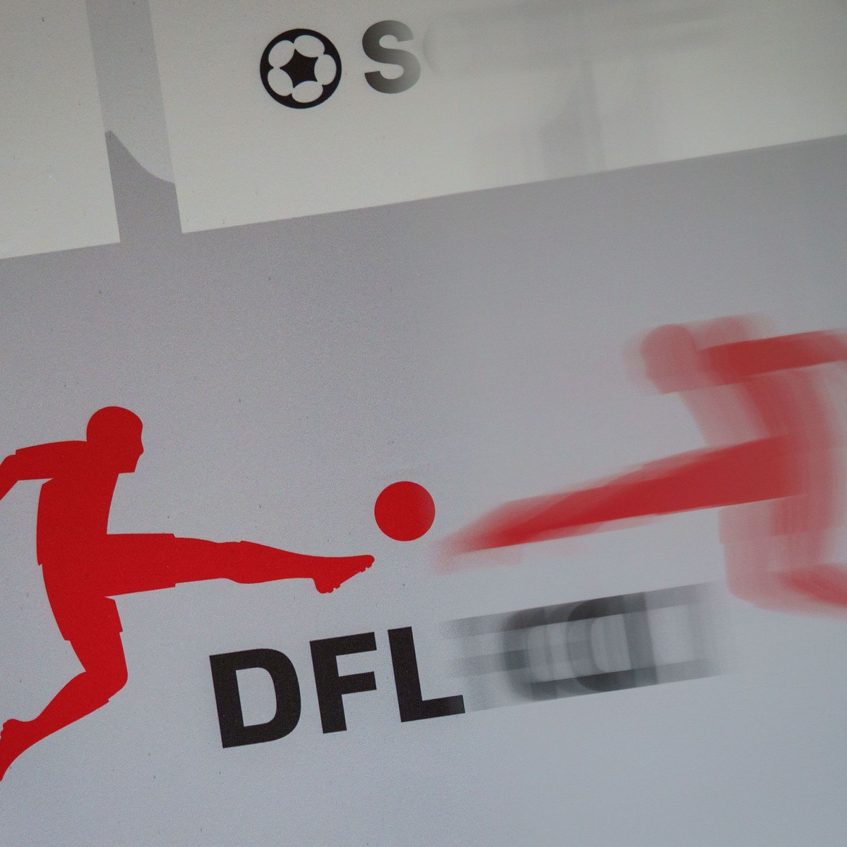 Die DFL hält an ihren Investoren-Plänen fest und ist aber weiter für den Dialog mit den Fans offen. - Foto: Frank Rumpenhorst/dpa