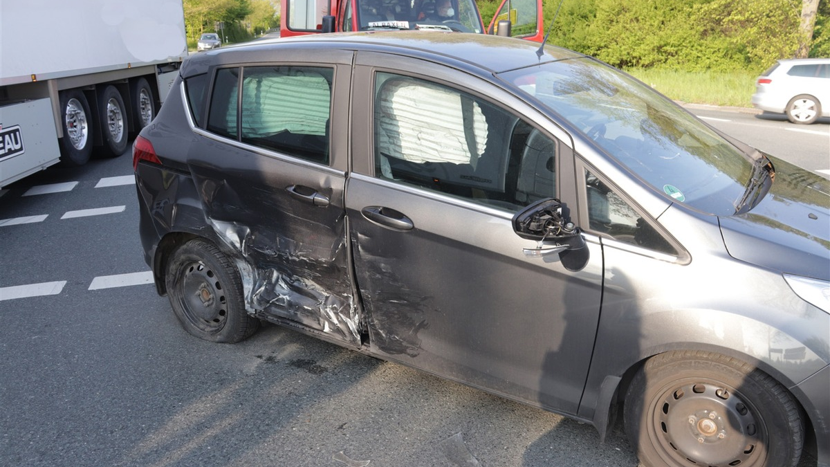 POL-HX: Schwer verletzter Motorradfahrer mit Hubschrauber in Klinik geflogen - Foto: presseportal.de