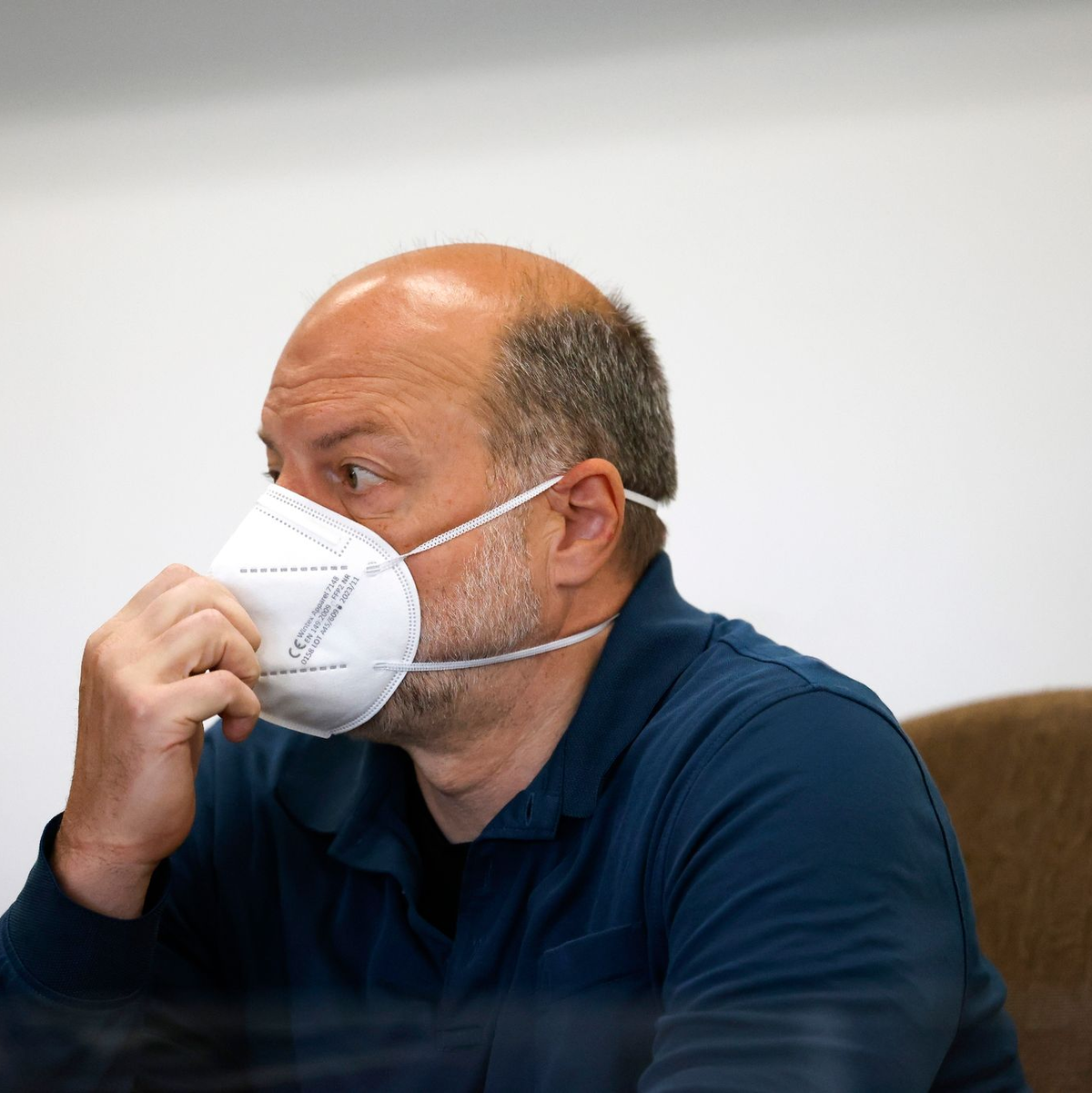 Unter höchsten Sicherheitsvorkehrungen wurde der Angeklagte Thomas Drach (2.v.r) aus der JVA Ossendorf zu seiner Verhandlung im Kölner Landgericht geflogen. - Foto: Thomas Banneyer/dpa