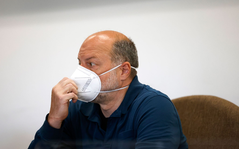 Unter höchsten Sicherheitsvorkehrungen wurde der Angeklagte Thomas Drach (2.v.r) aus der JVA Ossendorf zu seiner Verhandlung im Kölner Landgericht geflogen. - Foto: Thomas Banneyer/dpa