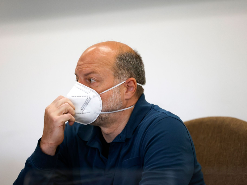 Unter höchsten Sicherheitsvorkehrungen wurde der Angeklagte Thomas Drach (2.v.r) aus der JVA Ossendorf zu seiner Verhandlung im Kölner Landgericht geflogen. - Foto: Thomas Banneyer/dpa