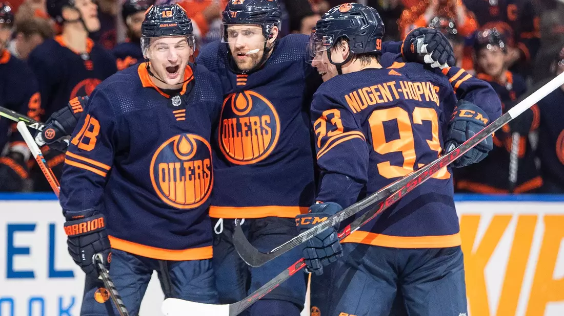 Die Oilers feiern den erneuten Einzug in die zweite Runde. - Bild: Jason Franson/The Canadian Press via AP/dpa