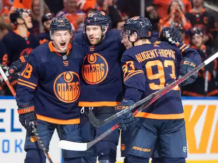 Die Oilers feiern den erneuten Einzug in die zweite Runde. - Foto: Jason Franson/The Canadian Press via AP/dpa