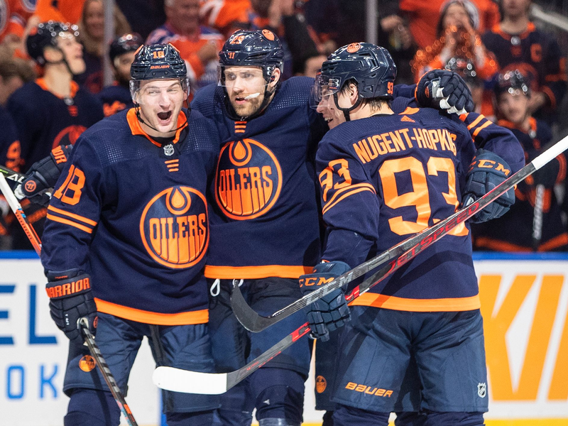 Die Oilers feiern den erneuten Einzug in die zweite Runde. - Foto: Jason Franson/The Canadian Press via AP/dpa