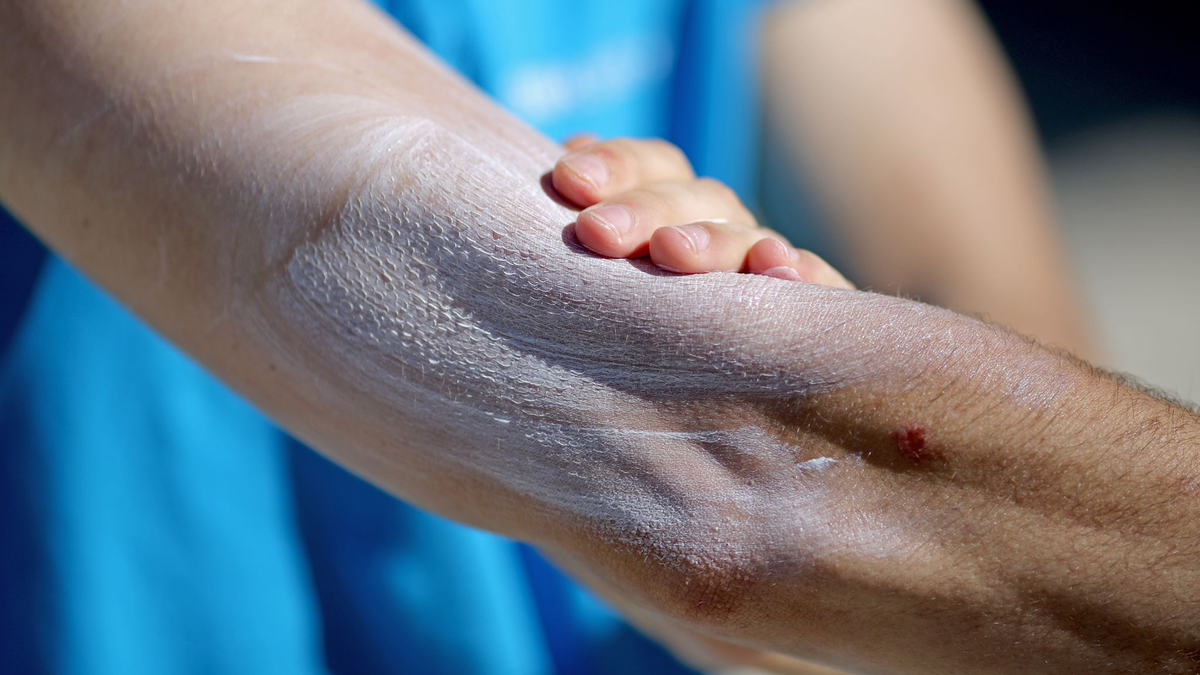 Ein Mann verreibt Sonnencreme auf seinem Arm. Einer aktuellen Umfrage zufolge nutzt gut ein Drittel aller Befragten im Frühjahr und Sommer normalerweise kein Sonnenschutzmittel. - Foto: Jan Woitas/dpa-Zentralbild/dpa