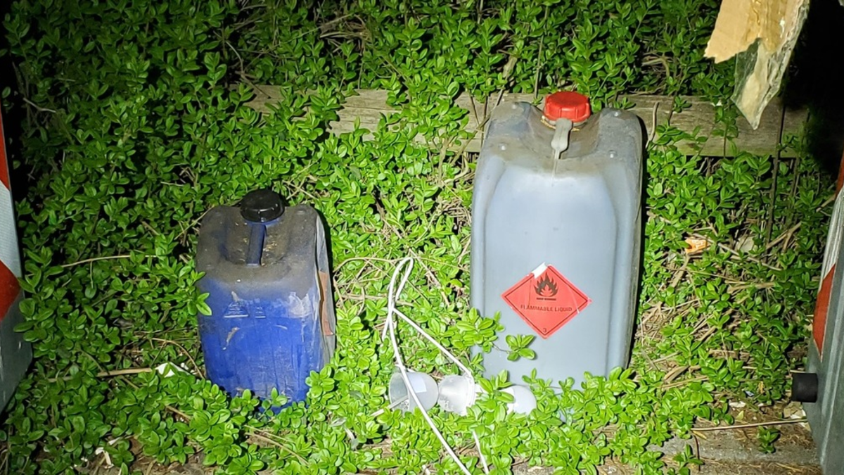 POL-SE: Halstenbek - Unbekannte entsorgen mehrere Kanister mit Betriebsstoffen - Strafverfahren eingeleitet - Polizei benötigt Hinweise - Foto: presseportal.de