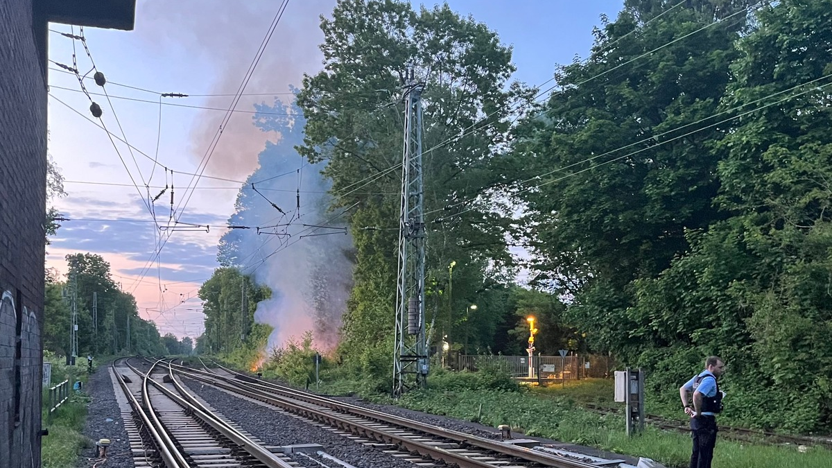 FW Moers: LKW stürzt im Autobahnkreuz Moers auf Seite - Foto: presseportal.de