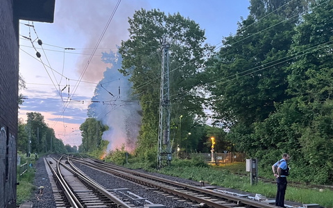 FW Moers: LKW stürzt im Autobahnkreuz Moers auf Seite - Foto: presseportal.de