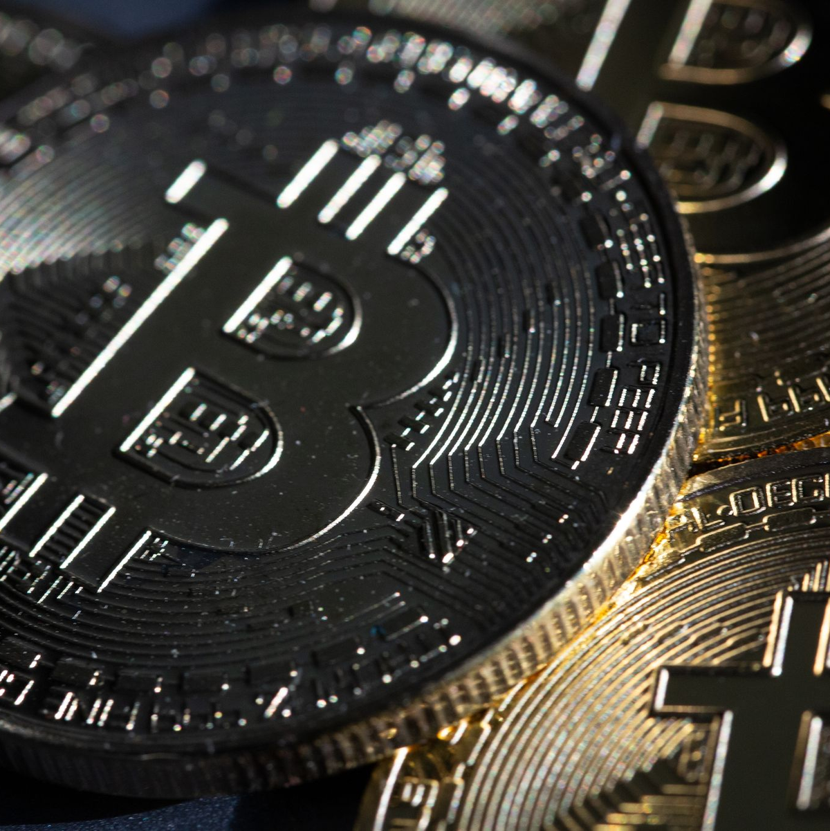 «Digitales Gold» oder «sehr spekulative Anlage»? Bitcoin und Co. sind gefragt, aber nicht unumstritten. (Symbolbild) - Foto: Fernando Gutierrez-Juarez/dpa