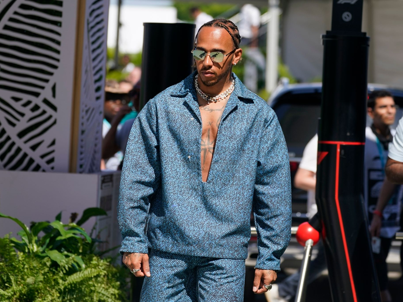 Lewis Hamilton kam in dieser Saison auf nicht mal halb so viele Punkte wie Weltmeister Max Verstappen. - Foto: Darron Cummings/AP/dpa