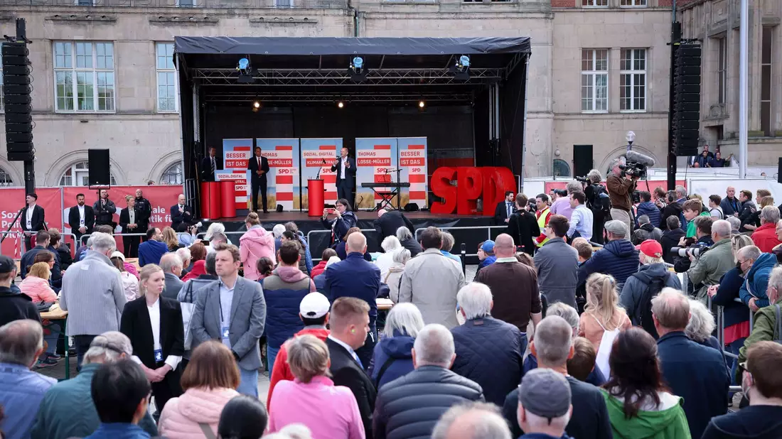 Bundeskanzler Olaf Scholz spricht bei einem Bürgergespräch in der Handelskammer im Rahmen des Bürgerfests zum Tag der Deutschen Einheit. - Bild: Christian Charisius/dpa