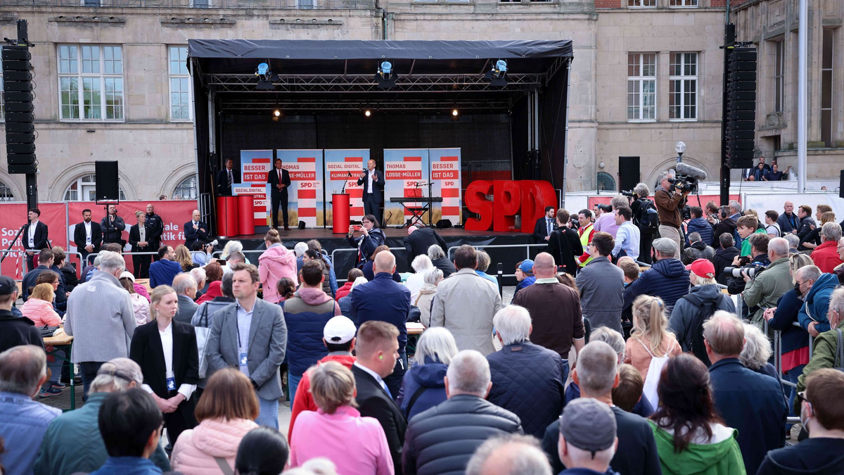 Bundeskanzler Olaf Scholz spricht bei einem Bürgergespräch in der Handelskammer im Rahmen des Bürgerfests zum Tag der Deutschen Einheit. - Foto: Christian Charisius/dpa