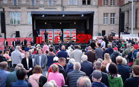 Bundeskanzler Olaf Scholz spricht bei einem Bürgergespräch in der Handelskammer im Rahmen des Bürgerfests zum Tag der Deutschen Einheit. - Foto: Christian Charisius/dpa