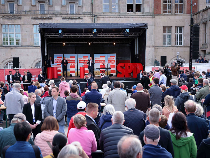 Bundeskanzler Olaf Scholz spricht bei einem Bürgergespräch in der Handelskammer im Rahmen des Bürgerfests zum Tag der Deutschen Einheit. - Foto: Christian Charisius/dpa