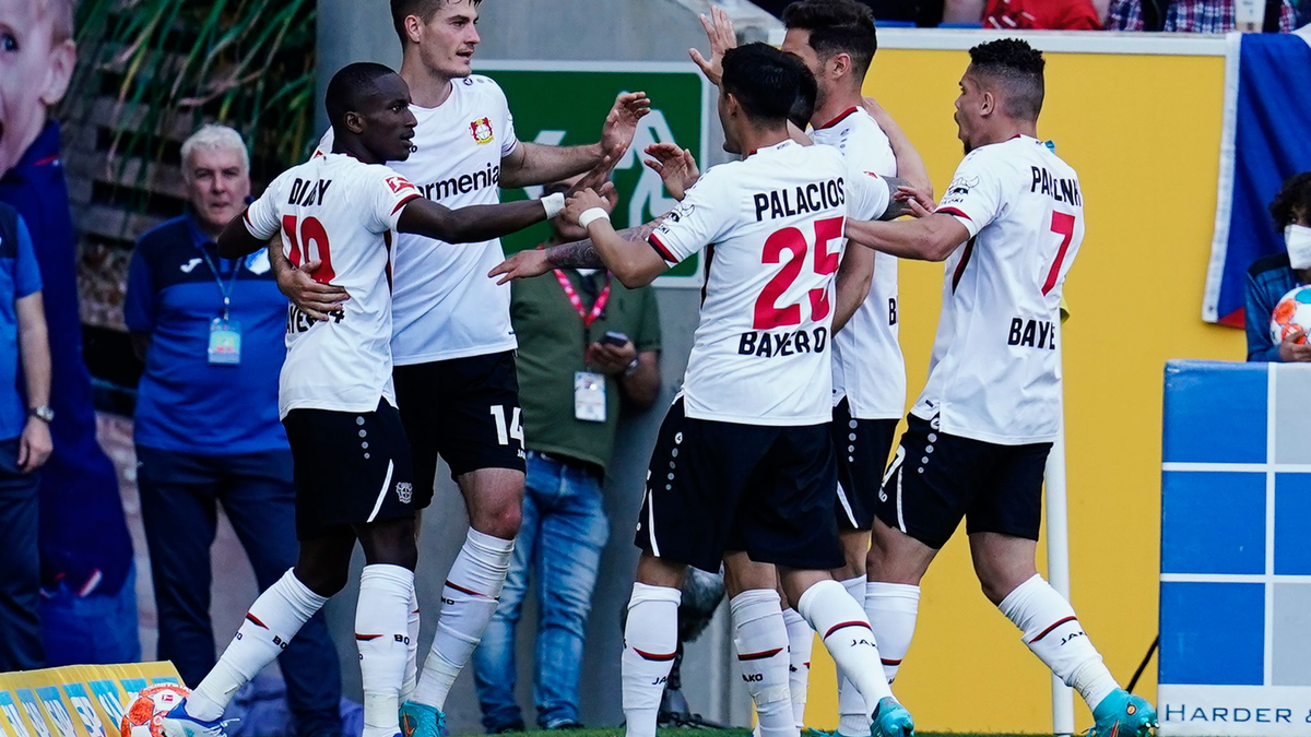 Wouter Burger (l.) darf sich zum 1:0 beglückwünschen lassen.   - Foto: Uwe Anspach/dpa